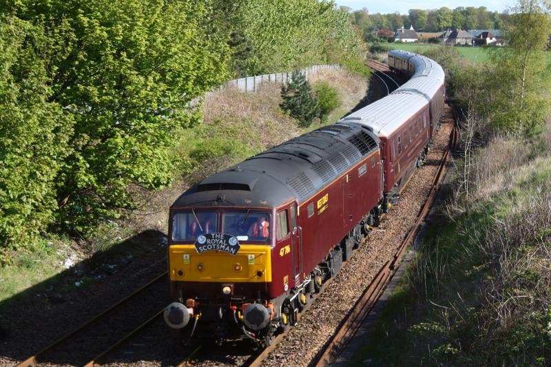 ROYAL SCOTSMAN: 47786 Roy Castle OBE passes Dysart with the 1H91 Dundee-Edinburgh leg of the first tour of 2010 on 10th May 2010 Photo of ROYAL SCOTSMAN