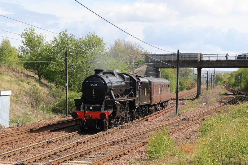 45407 on 5Z46: 45407 leaving Millerhill on 5Z46 05.47 Heywood to Boness on 15/05/2010 Photo of 45407 on 5Z46