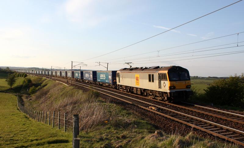 4M48 : 4M48 - 92034 on tesco train 17/5/10 passing Pettinain 19:55 Photo of 4M48