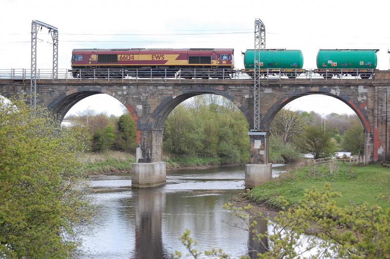 Longford Viaduct: 66134 on longford viaduct with 6N44 Prestwick to Mossend empty aviation fuel tanks on May 3rd 2010 Photo of Longford Viaduct