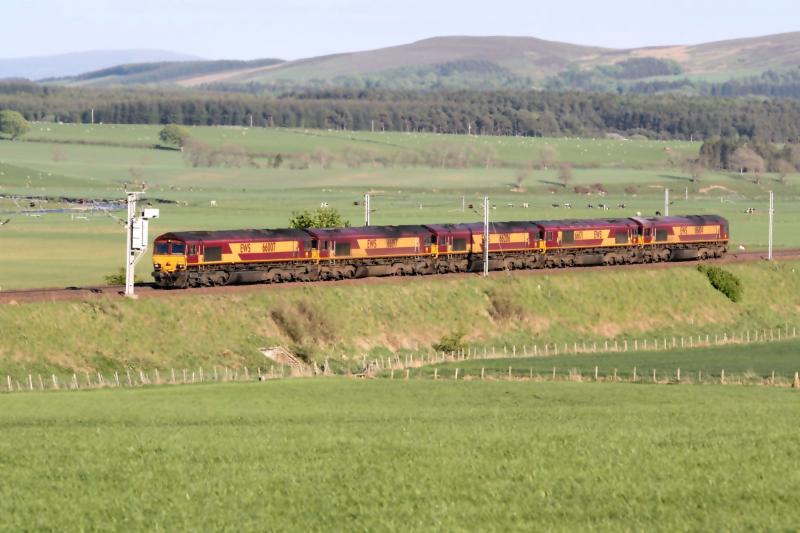 66 Convoy: 66007,66197,66206,66171,66104,Traveling up to Mossend for 6K workings on Sunday 23/5/10 seen here approaching float Saturday 22/5/10 18:40 Photo of 66 Convoy