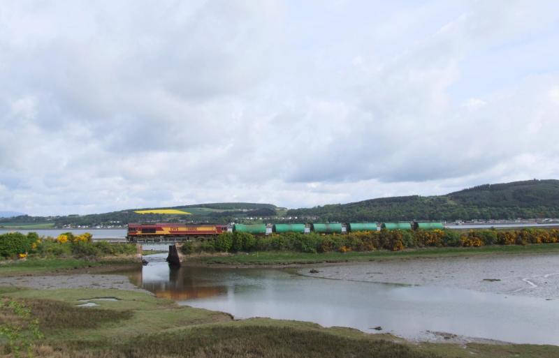 Lairg Oil Tanks: 66 106 heads towards Clachnaharry, with the Beauly Firth and the Black Isle in the background ; 28/5/2010
(kenhammond.fotopic.net) Photo of Lairg Oil Tanks