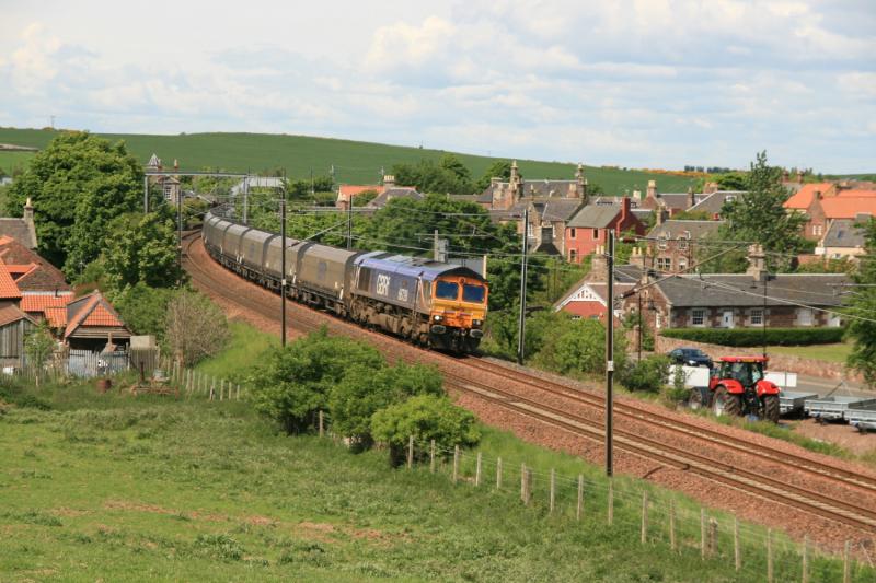 66728 on 6N87: 66728 passing East Linton on the early running 6N87 11.43 Leith Docks to Drax Power Stn. ( passed at 12.00 it had left Leith at least 60 mins early) Photo of 66728 on 6N87