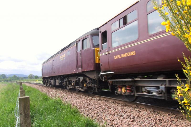 A Brush with a Broom ?: 47 826 on the rear of 1Z47 North Berwick to Kyle, passing Beauly : 29/5/2010
(kenhammond.fotopic.net) Photo of A Brush with a Broom ?