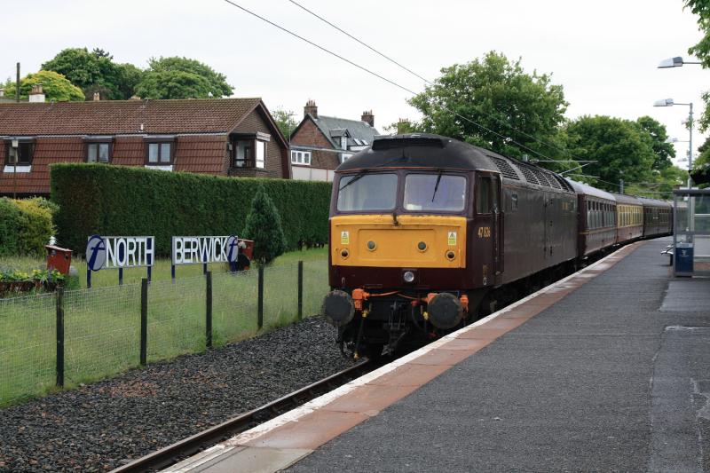 47826 at North Berwick: 47826 on the rear with 47760 leading on 5Z48? 09.48 North Berwick to Boness. Only a year to wait for a sunny photo of this working. Photo of 47826 at North Berwick