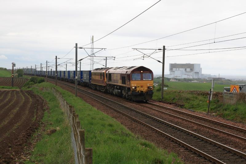 66058 on 4M48: 66058 with 92031 (dit) on 4M48 12.17 Mossend to Rugby passing Torness in less than ideal conditions. The sun was out west of Prestonpans. Photo of 66058 on 4M48