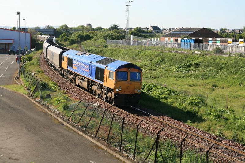 66718 at Matalan: 66718 on 4N86 Tyne Dock to Leith Docks approaching Seafield running early at 08.55 on 31/05/2010 Photo of 66718 at Matalan