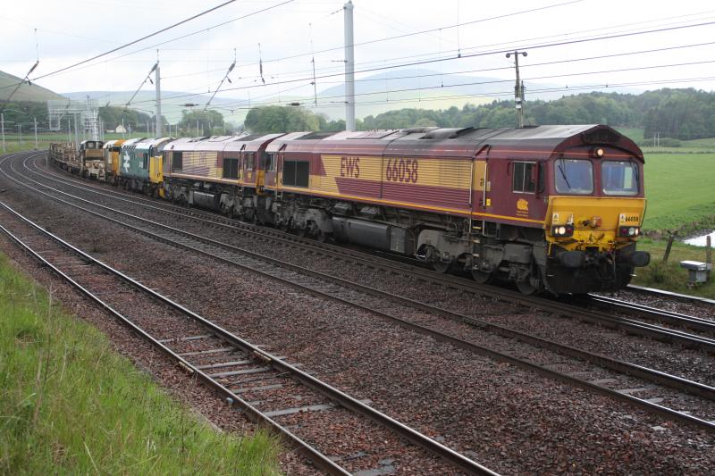 6K30: 66058,66185,37425 Leaving Abington loop Saturday 29/5/10 with rail train on route to Mossend. Photo of 6K30