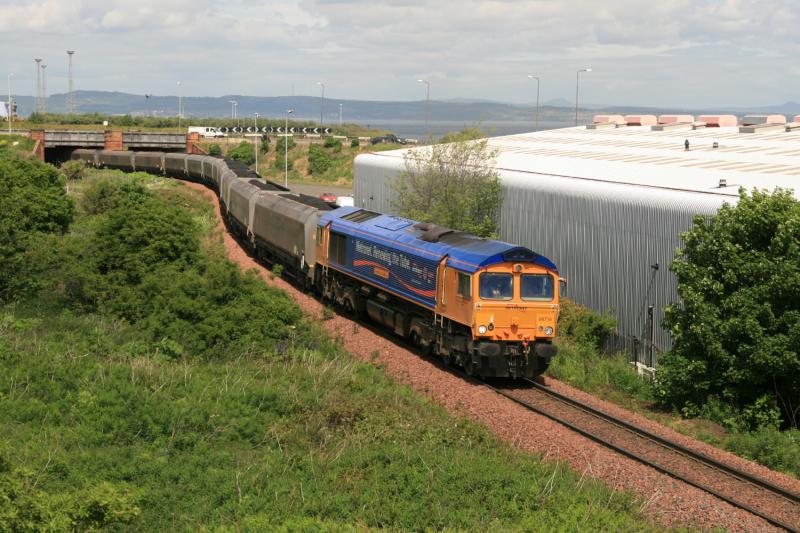 66718 passing Matalan: 66718 on 6N87 11.43 Leith Docks to Drax Power Stn. between Seafield & Portobello on 02/06/2010. Photo of 66718 passing Matalan