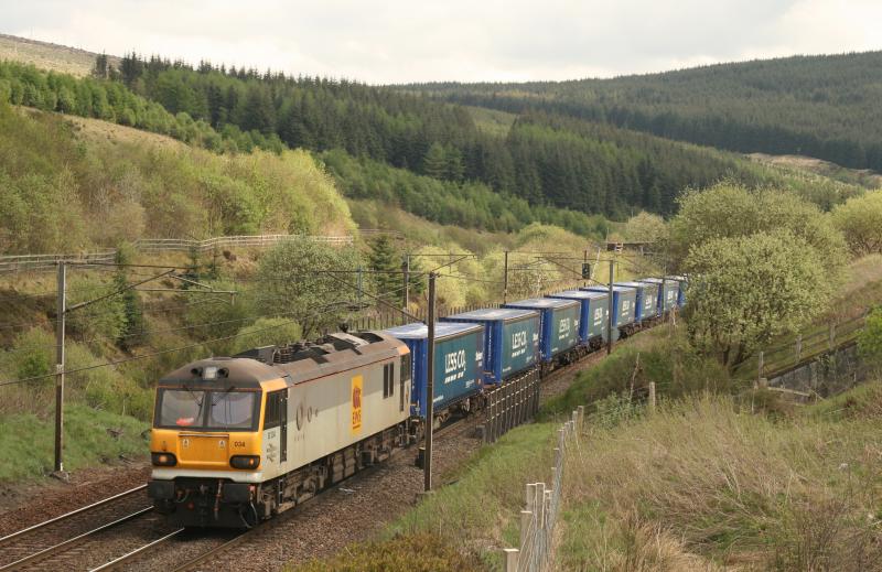 Tesco train heding for the summit: 92034 on the northbound Tesco train about a mile from Beattock Summit Photo of Tesco train heding for the summit