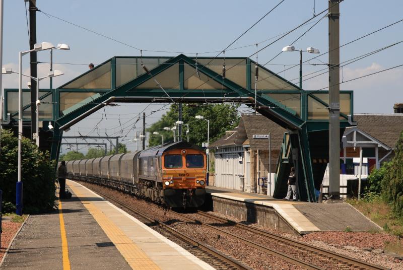 66723 on 6N87: 66723 on 6N87 Leith Docks to Drax Power Stn. running approx 55 mins early through Prestonpans on 04/06/2010 Photo of 66723 on 6N87