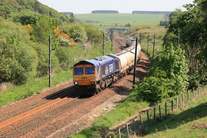 66729 on 6S45: 66729 on 6S45 11.52 North Blyth to Fort William approaching Penmanshiel on 04/06/2010 Photo of 66729 on 6S45