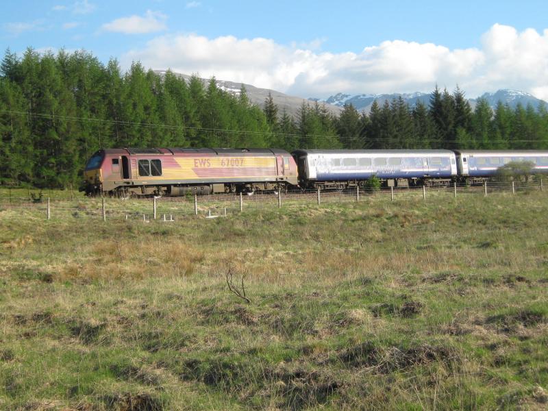 Achnabobane: 67007 with the Sunday southbound sleeper , Ben Nevis and Carn Mor Dearg in the background , 30 May 2010 Photo of Achnabobane