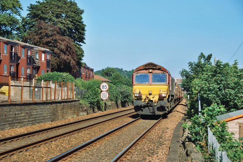66112 6D83: 66112 passes Royal Tay Yacht Club, West Ferry with 6D83 Aberdeen - Mossend Photo of 66112 6D83