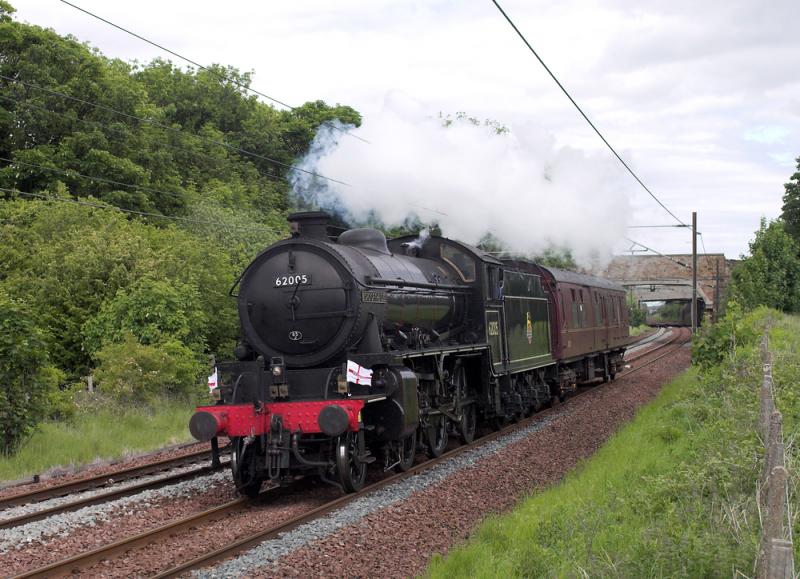 62005 working 5Z33: 62005 + POB passing Redhouse (between Drem & Longniddry) with 5Z33, Grosmont - Bo'ness. First leg on its move to Fort William. 12 June 2010 Photo of 62005 working 5Z33