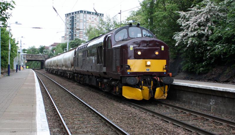 37676 + 6 alcan tanks going for repair.: 37676 Passing through Airbles station on route to Hamilton with 6 alcan tanks for repair.Sunday 6/6/10 19:17 Photo of 37676 + 6 alcan tanks going for repair.