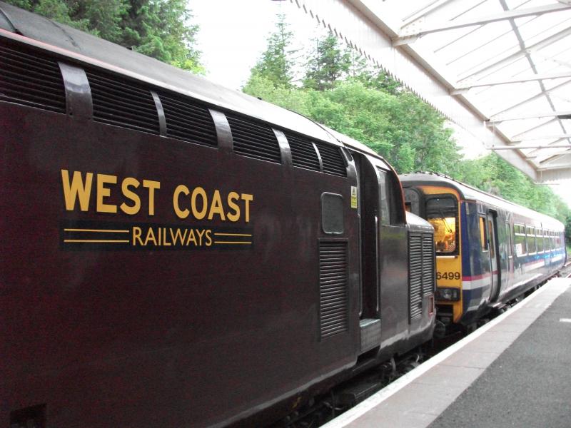 37676 and 57499 at Dalmally leaving the possession: Photo of 37676 and 57499 at Dalmally leaving the possession
