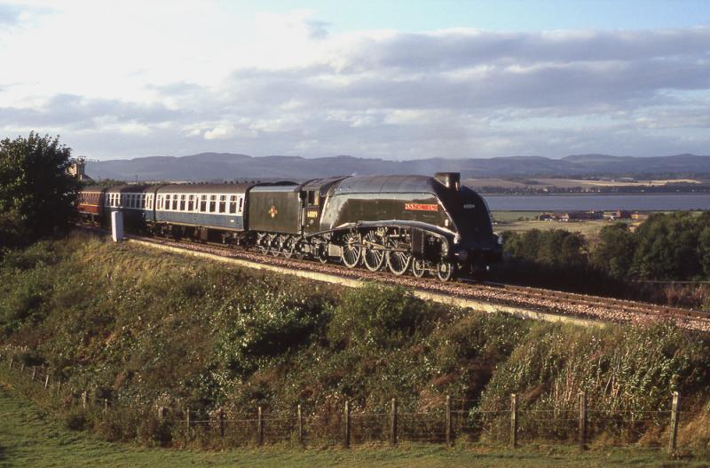 Photo of 60009 passing Newburgh