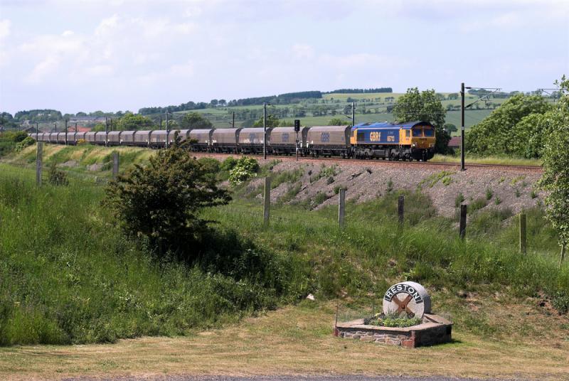 66713: 66713 heads south with 6N87, Leith Docks - Drax coal.
22 June 2010 Photo of 66713