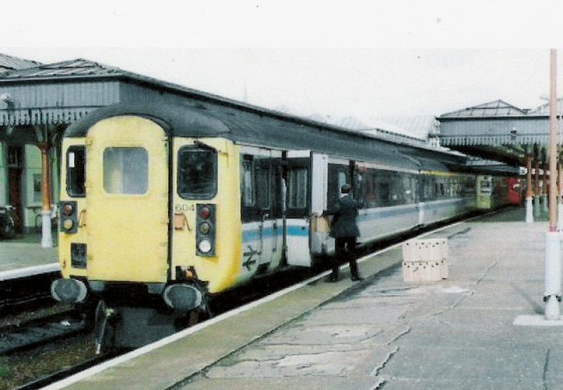 DBSO 604: Live turkeys being unloaded from an Aberdeen - Glasgow push-n-pull Photo of DBSO 604