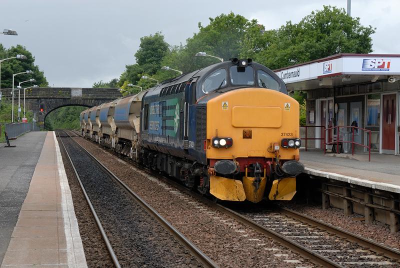 37423 Cumbernauld: DRS 37423 pauses at Cumbernauld Station at 13:30 waiting for a green light. 6K12 Mossend - Garve on Monday 5th July 2010.
Thanks to all who posted times and updates. Photo of 37423 Cumbernauld