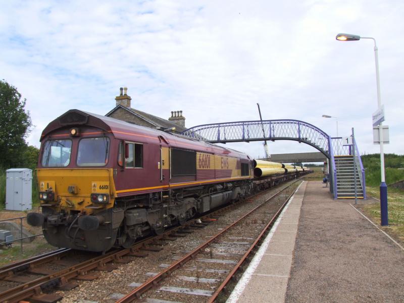 Georgemas Pipes: 66 101 at Georgemas Junction with half of 6X88. The other half had already been unloaded and was in the former Safeway Sidings : 14/7/2010
(kenhammond.fotopic.net) Photo of Georgemas Pipes
