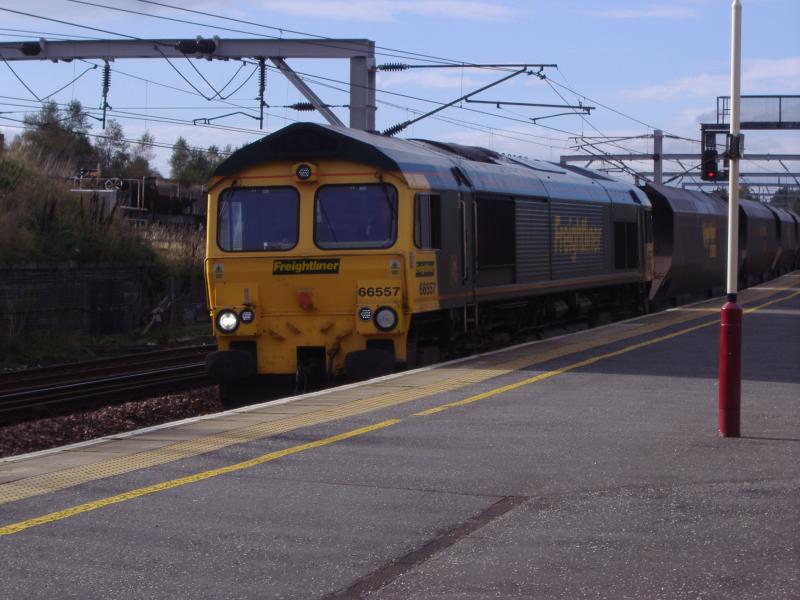 66557 ambles south through Carstairs Junction : 66557 ambles south through Carstairs Junction (10.10.06) Photo of 66557 ambles south through Carstairs Junction