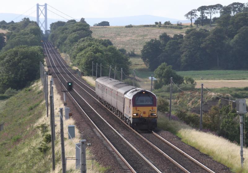 67007 heads from Dalmeny towards Turnhouse: 67007 has just come down the slope from Dalmeny Junction and crossed the Almond as it brings Golfex 1Z25 towards Edinburgh on 11 July 2010. Photo of 67007 heads from Dalmeny towards Turnhouse