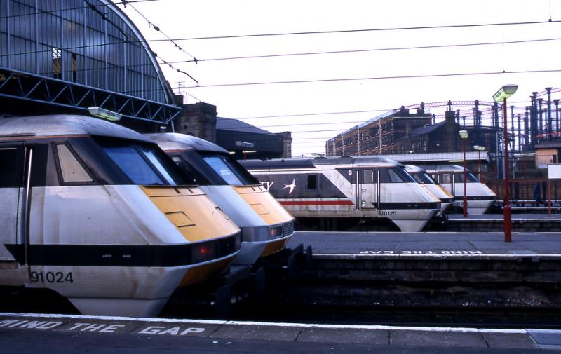 Line up at Kings Cross: 91024,91018,91025,91003 and 91028 lined up on their respective trains on 2 December 1994.
Photo of Line up at Kings Cross