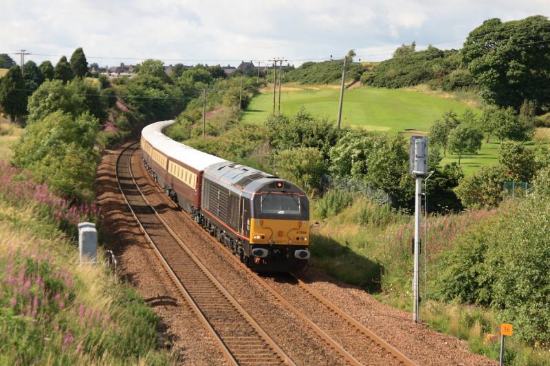 Northern Belle : 67006b leading on the Northern Belle 1Z34 15.08 Glasgow Central to Edinburgh east of Winchburgh passing Niddry Castle on 25/07/2010. Photo of Northern Belle