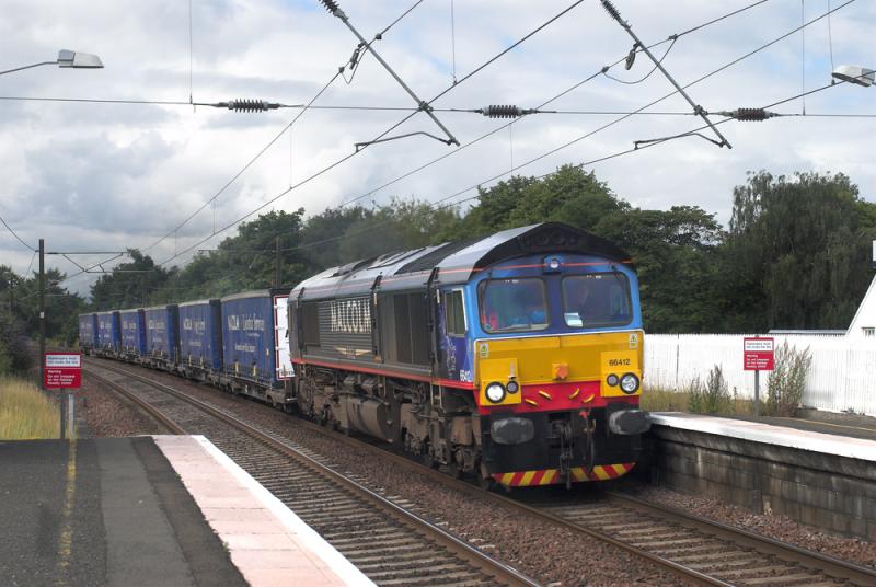 4Z22 approaching Longniddry: A perfect company train. Malcolm liveried loco with Malcolm containers. Grangemouth - Oxwellmains to be loaded with bagged cement. Photo of 4Z22 approaching Longniddry
