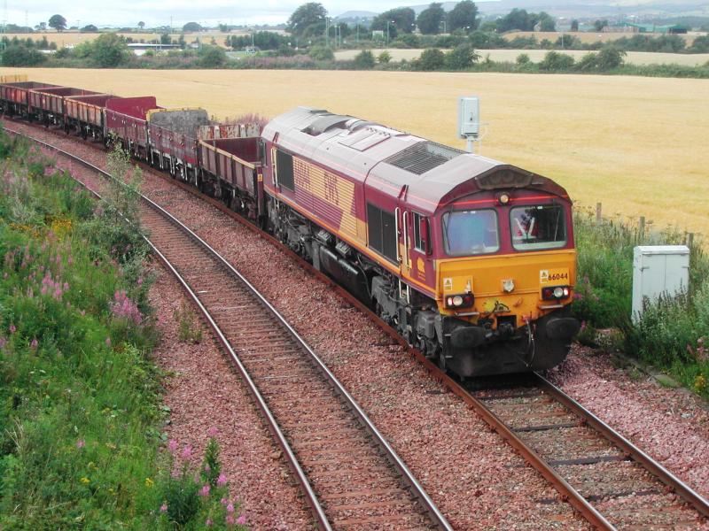 66044 on 6K01 Mossend - Grangemouth: Taken approaching Carmuirs East Junction 1st August 2010 at 1125 66044 on 6K01 Mossend - Grangemouth Photo of 66044 on 6K01 Mossend - Grangemouth