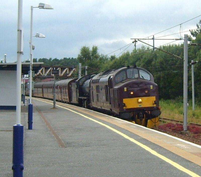 5Z37. Fort William to Carnforth: 37676 with 62005 slows to a halt at Carstairs to await path south. Photo of 5Z37. Fort William to Carnforth