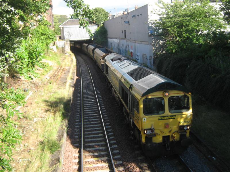 66509 4Z32: Passes through Morningside Road with hoppers for Ravenstruther Photo of 66509 4Z32