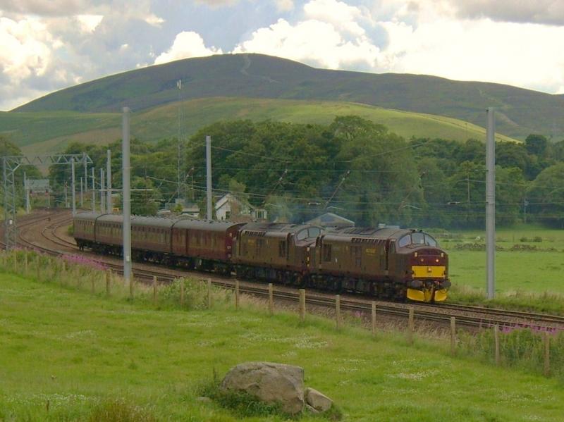 5Z16 at Abington 12th Aug,2010: 37676 & 37516 arrive in the DPL a few minutes early en route from Carnforth to Boness, Photo of 5Z16 at Abington 12th Aug,2010