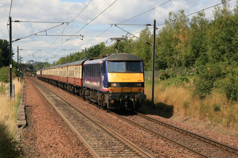90021 on 1Z40: 90021 approaching Musselburgh in the sun on 1Z40 13.30 Edinburgh to Kings Cross on 13/08/2010 Photo of 90021 on 1Z40