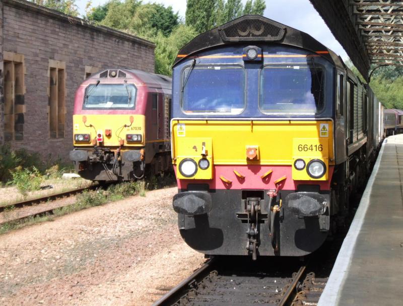 GM's at Perth: 66 416 with 4D50, 67 030 and 67021 with 5L25 : 18/8/2010
(kenhammond.fotopic.net) Photo of GM's at Perth