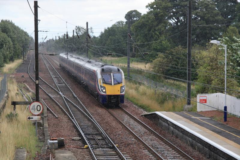 180111 on 5Z80: 180111 on 5Z80 XX.XX Hull to Kilmarnock approaches Prestonpans in a heavy shower which arrived on cue on 20/08/2010 Photo of 180111 on 5Z80