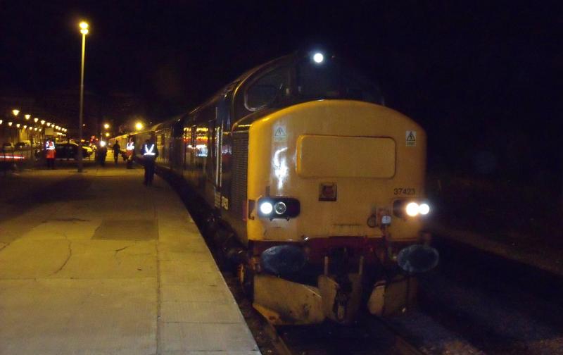 04.09.10 (2).JPG: 37423/409, having run round through carriage washer, hook onto rear of 1Z21 northern belle, ready to depart to dundee and aberdeen. Photo of 04.09.10 (2).JPG
