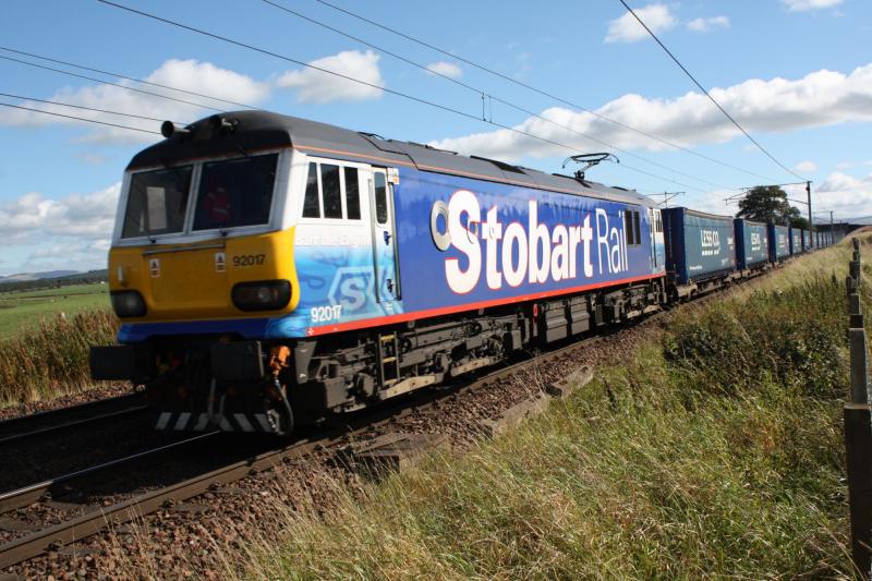 92017 Bart- 4s43: 92017 Nb 4s43 Tesco approaching float viaduct 18/9/10 @ 14:13 Photo of 92017 Bart- 4s43