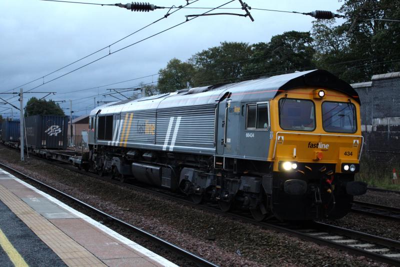 4S44- 66434: 66434 Fastline loco held at Carstairs station with 4s44 on 23/9/2010 @ 19:15 Photo of 4S44- 66434