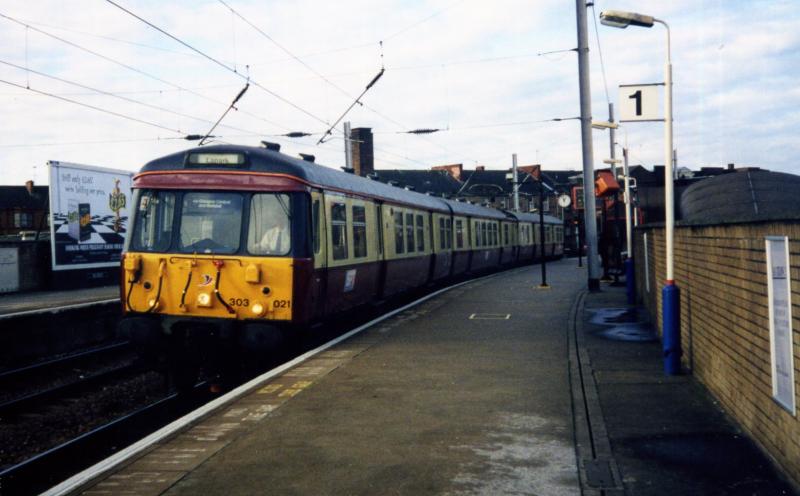 Livery No5: 303021 with it's newly acquired Strathclyde livery in November 1997 leaving Partick for Lanark. Photo of Livery No5