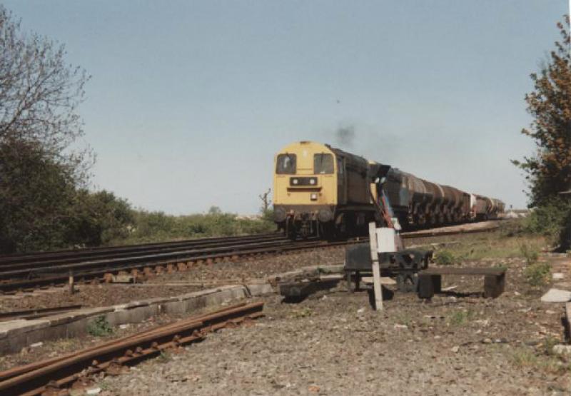 Whistling past Linlithgow: 20198_20124 app. Linlithgow on Thornton - Mossend freight Photo of Whistling past Linlithgow