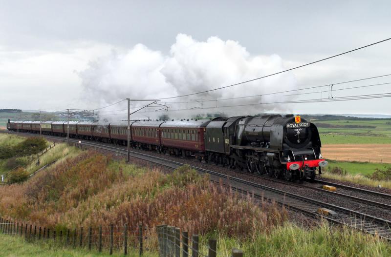 6233 Duchess of Sutherland passing Pettinain: In fading light, 6233 makes light work of the 1 in 150 gradient past Pettinain from a standing start at Carstairs. 2 October 2010 Photo of 6233 Duchess of Sutherland passing Pettinain