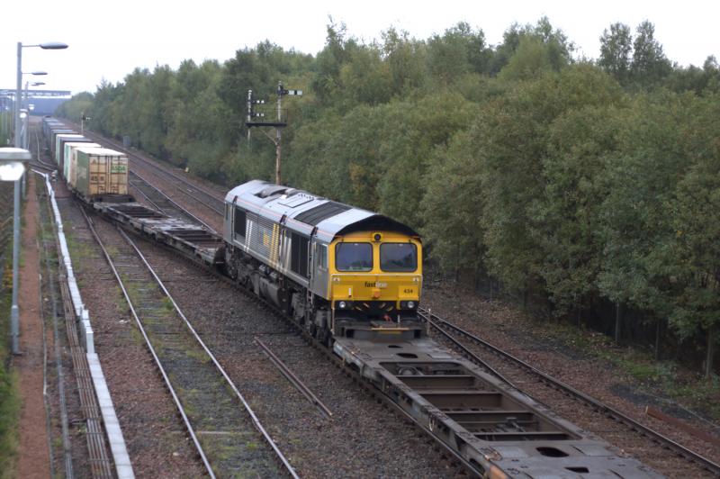 66417 on 4A13 shunting 66434 on 4M??: 66417 on 4A13 shunting 66434 with 9 twins for 4M?? from one side of Grangemouth Terminal into the main loading siding on 08/10/2010. Photo of 66417 on 4A13 shunting 66434 on 4M??