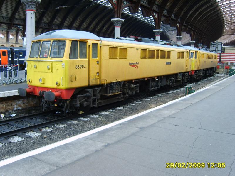 Loadbanks: 86901 and 902 parked in south end bay at York, February 2009 Photo of Loadbanks