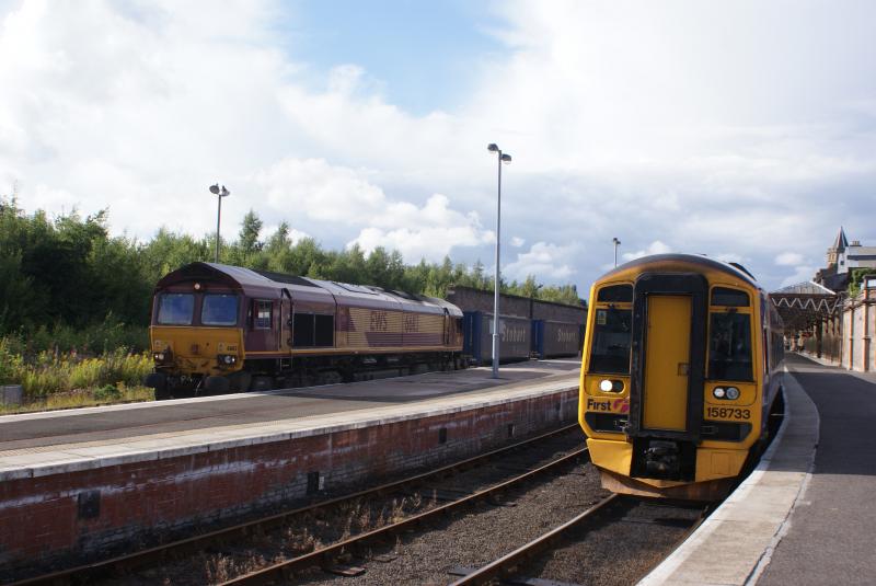 DMU Priority: 66113 has just come off the Highland Line with it's Stobart boxes and halted at Perth for around 12 minutes before moving off to Mossend. 158733 gets priority on the signal Photo of DMU Priority