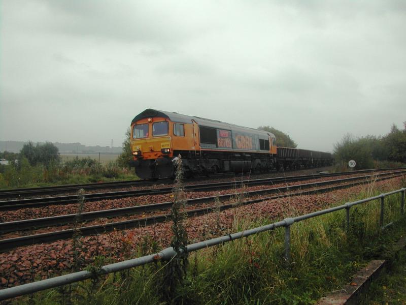 66703 on Kittybrewster to Mossend: 66703 on 6K25 Kittybrewster to Mossend seen passing Carmuirs West box on 10th October 2010. Photo of 66703 on Kittybrewster to Mossend