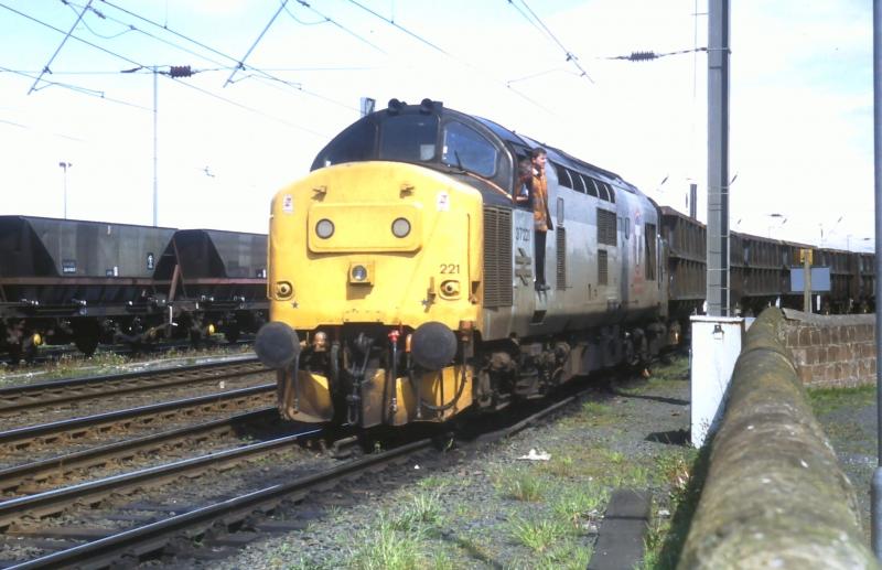 Ayr Falkland Yard - 37221 - 24-05-1996.JPG: 37221 backs empty coal slurry wagons into the down side of Falkland Yard. Photo of Ayr Falkland Yard - 37221 - 24-05-1996.JPG