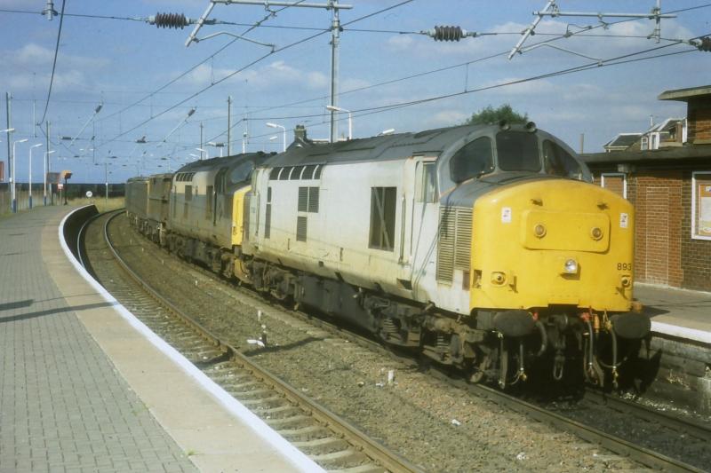 Newton on Ayr - 37893 + 37195 Methil - Killoch coal slurry empties - 10-09-1996.JPG: 37893 is wearing the 'undercoat' or 'vanilla' livery. Photo of Newton on Ayr - 37893 + 37195 Methil - Killoch coal slurry empties - 10-09-1996.JPG